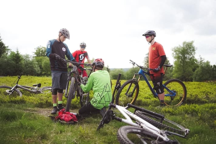   BIKE test manager Peter Nilges adjusts the suspension of reader tester Maik's bike.