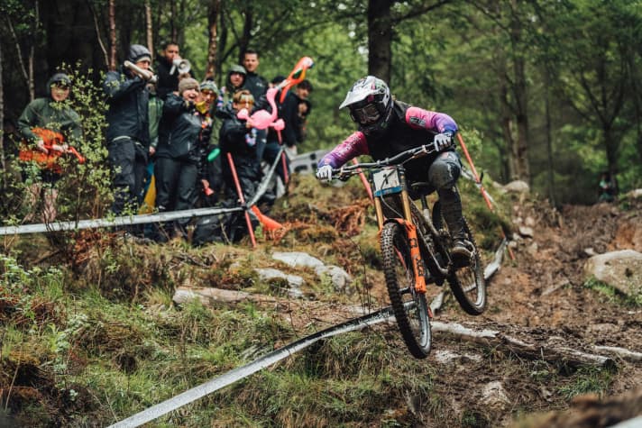   Amaury Pierron gibt alles für den Downhill-Sieg im schottischen Fort William und holt den ersten Platz - derzeit auch in der Gesamtwertung.