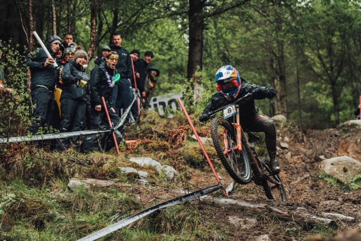   Auch Laurie Greenland kämpft mit den Bedingungen beim UCI DH World Cup in Schottland am Wochenende und verlor am Ende viel Zeit.