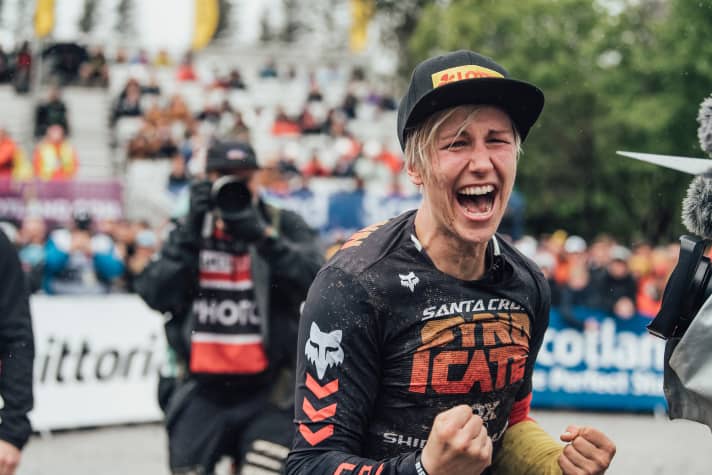   Nina Hoffmann celebrates her 1st place in Fort William - together with numerous fans at the track.