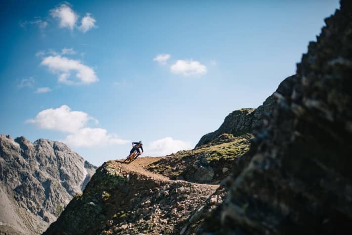 Ein Traum von Weg! Aber nur solange hier keine Gruppe zu Fuß Gehender nach der Kehre wartet. Respect Rules!
