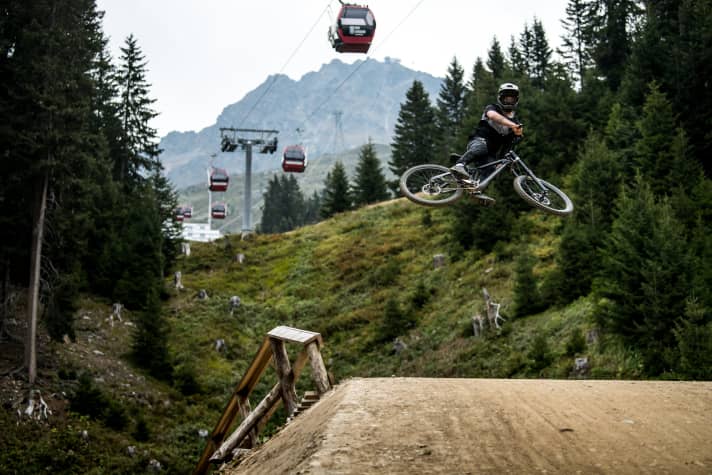   Crossing point Lenzerheide: The Primeline of the Bike Kingdom Park meets the gondolas to the Parpaner Rothorn.