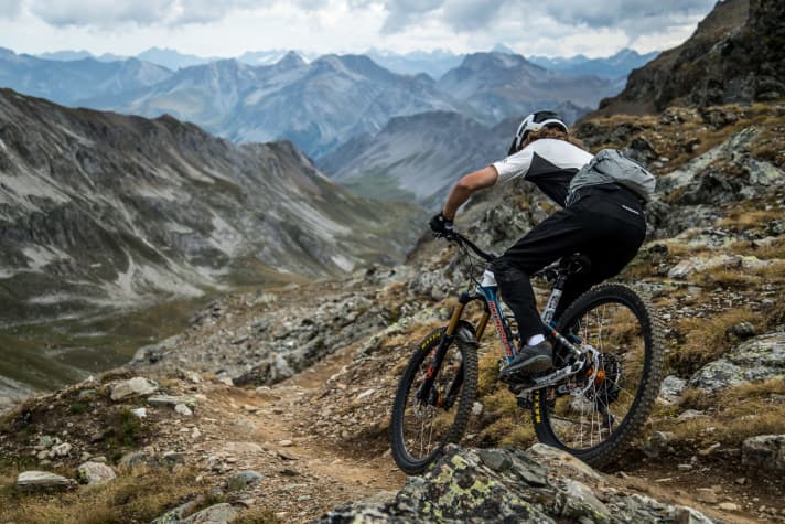   Auf den "Dark Side of the Moon"-Trails in Lenzerheide sind ohnehin kaum noch Wandernde unterwegs - wenn doch: Grüezi und Respekt!