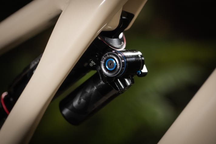   The Super Deluxe damper also comes with the new compression damping and the corresponding adjustment logic with neutral position.