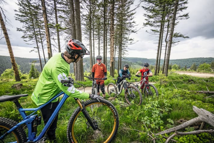 Three readers were able to test down-country bikes, trail bikes and all-mountain bikes together with our test crew. You can read their impressions from page 18