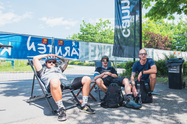   Waiting for the next test bike. Three bike fans from the region tried out all kinds of bikes at the E-Motions Festival. Cannondale, KTM, Malaguti, Bärenbikes and even an Orbea Rise.