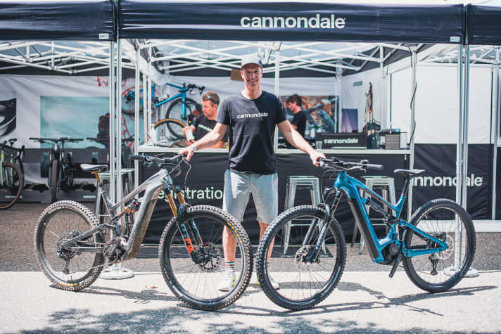   Neu und "alt". Links das bisherige Moterra Neo, das mit Liebe zum Detail getunte Privat-Bike von Cannondale-Man Timo Hölbling. Rechts das <a href="https://www.bike-magazin.de/emtb/e_mtb_news_neuheiten/cannondale-moterra-neo-2022" target="_blank" rel="noopener noreferrer nofollow">neue Moterra Neo</a> , das <a href="https://www.bike-magazin.de/emtb/e_mtb_news_neuheiten/bike-festival-riva-2022-e-mtb-highlights" target="_blank" rel="noopener noreferrer nofollow">kürzlich in Riva</a>  zum ersten Mal zu sehen war.