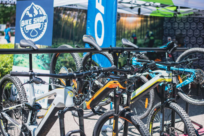   Auch lokale Händler sind beim E-Motions Festival vor Ort. Der Bikeshop Seeboden stellt vor allem sportliche Fullys vor, auch ein viel begehrtes Orbea Rise haben die Kärntner im Verleih-Programm.