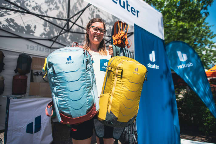   Ex-Fourcrosserin Tanja Hendrysiak präsentiert bei Deuter die leichten Protektorenrucksäcke aus der Flyt-Serie. Rechts der 20 Liter-Rucksack, links die SL-Variante für kurze Rücken mit 18 Litern Volumen >> bei <a href="https://www.awin1.com/cread.php?awinmid=11768&awinaffid=471469&clickref=B+Deuter+Flyt+20&ued=https%3A%2F%2Fwww.rosebikes.de%2Fdeuter-flyt-20-protektor-rucksack-2693370" target="_blank" rel="noopener noreferrer nofollow">Rose</a> * oder <a href="https://www.awin1.com/cread.php?awinmid=14364&awinaffid=471469&clickref=B+Deuter+Flyt+18+Rucksack&ued=https%3A%2F%2Fwww.sport-schuster.de%2FDeuter-Flyt-18-SL.html" target="_blank" rel="noopener noreferrer nofollow">Sport-Schuster</a> * erhältlich.