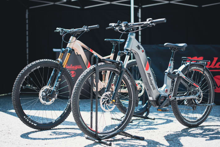   The sporty SUV step-through fully from Malaguti was the highlight at the E-Bike Days in Munich a few weeks ago. The Superiore (rear) is of course better suited to sporty off-road use.
