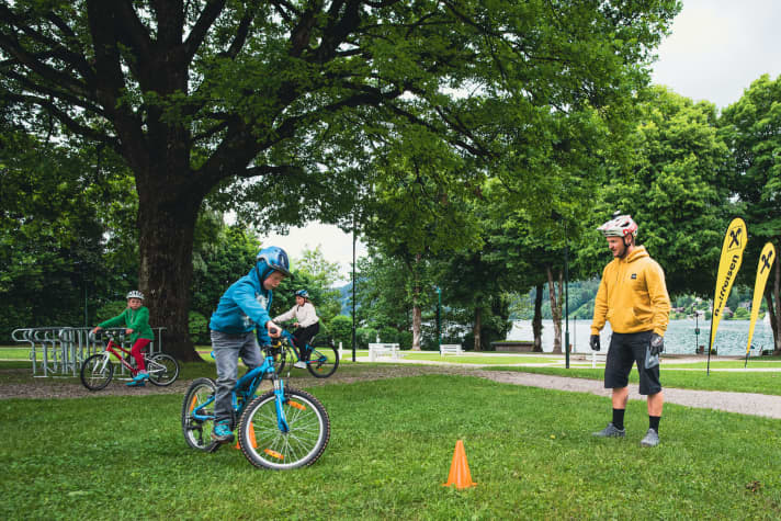   Local hero Stefan Müller shows young and old the basics of riding technique.