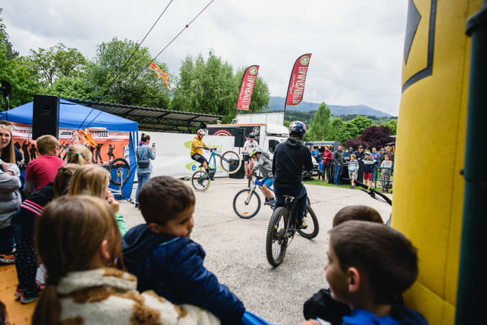   Bike pro Stefan Müller (in yellow) and Tom Oehler battle it out at the trial show. Young talent Laurenz also gets involved and even wins a challenge in the end. It's not just the little ones who are amazed.