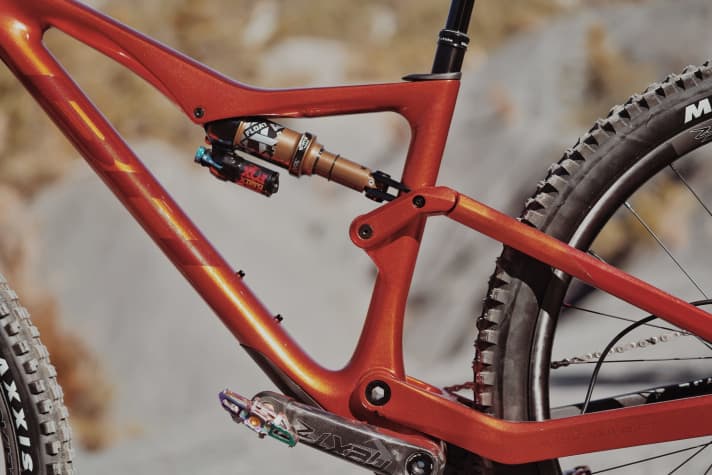   With its split pivot rear triangle and a generously dimensioned main pivot point, the BH Lynx Trail promises to be stiff and resistant to bobbing.  