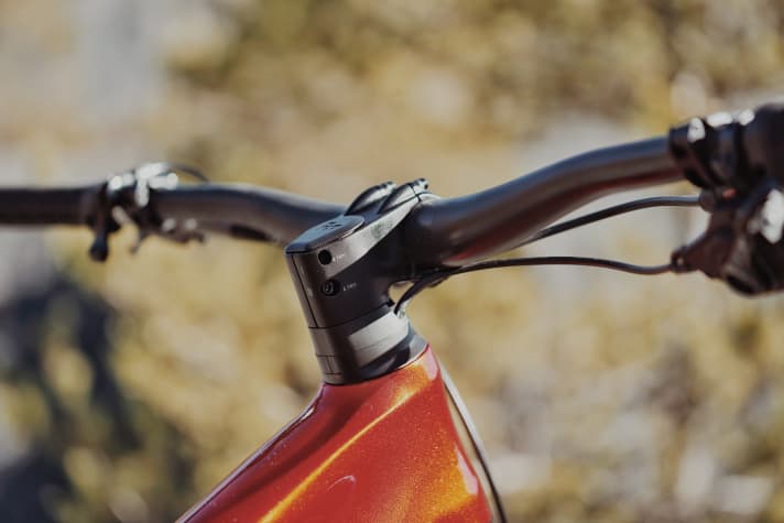   Cockpit integration is also a top priority at BH. The cables run inside the frame from here. The real eye-catcher is the paintwork on the Lynx Trail Carbon.