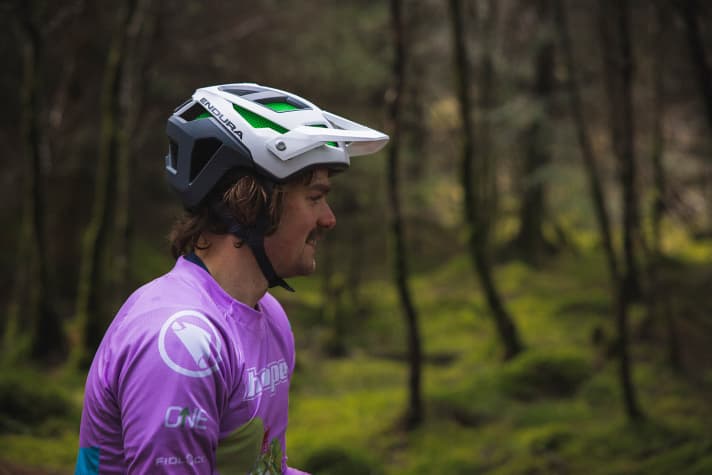 Das markante grüne Koroyd-Gehäuse soll den Kopf beim Aufprall schützen.