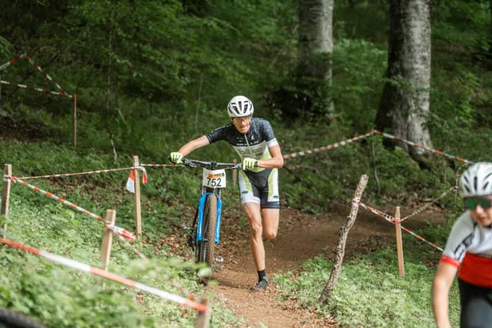   Doch dann kam Pech dazu: Max muss beim XCO sogar rennen, weil seine Schaltung defekt war.