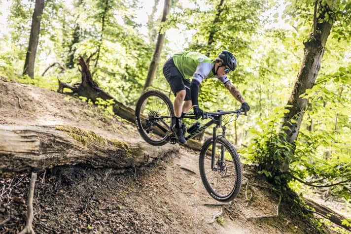 Two brand-new 100-millimetre race fullys, a 10-kilo softtail with 27 millimetres of travel and a trail hardtail with a 140-millimetre fork in the individual test. Page 48