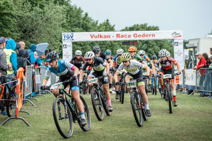   Start beim Vulkan-Race im hessischen Gendern – gleich vorneweg: BIKE-Junior-Teamfahrerin Paulina Lange