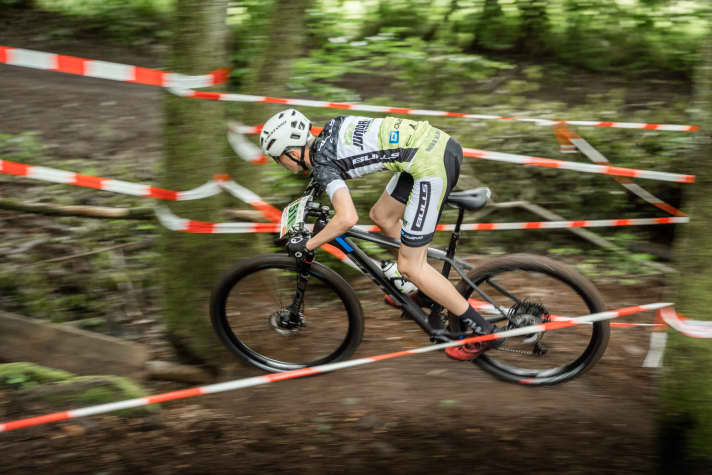   Elias flying low on the time trial course in Gedern. In the end, he lands his new projectile in 3rd place.
