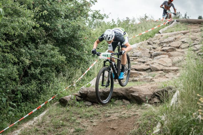   Trotz Rückenproblemen meistert Dennis die Cross-Country-Strecke am Sonntag souverän und belegt am Ende Platz 5.