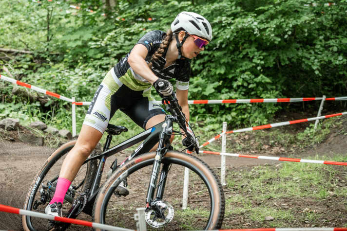   Hektischer Start, aber Paulina Lange fängt sich schnell auf der knackigen Zeitfahrstrecke und sichert sich eine gute Startposition für das XCO-Rennen am nächsten Tag.