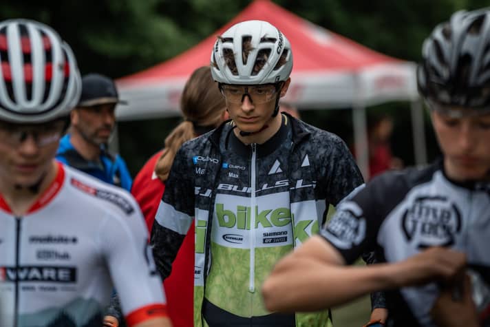   Aber auch dieses Mal hat das Pech zugeschlagen! Max geht ins Risiko, rempelt einen Pfahl und erreicht mit erneutem Defekt Platz 17 beim XCO.