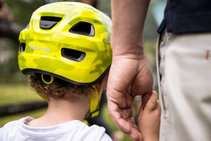   Die Bimbi Secure Technology soll Druckstellen verhindern. Die Weite lässt sich per Drehknopf einstellen – wie bei den Helmen für Erwachsene.