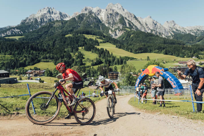   Führungswechsel: Die beiden Schweizer Flückiger und Schurter attackierten sich gegenseitig. Am Ende hatte Flückiger die Nase vorn.