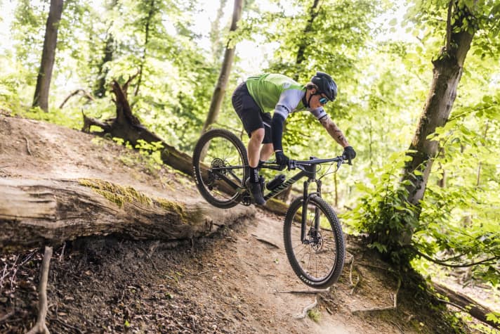   BIKE has already had the pleasure of extensively testing the two CFR models of the <a href="https://www.bike-magazin.de/mountainbike/marathon/canyon-lux-world-cup-test-marathon-fully-2023/" target="_blank" rel="noopener noreferrer">Canyon Lux World Cup off-road</a>.