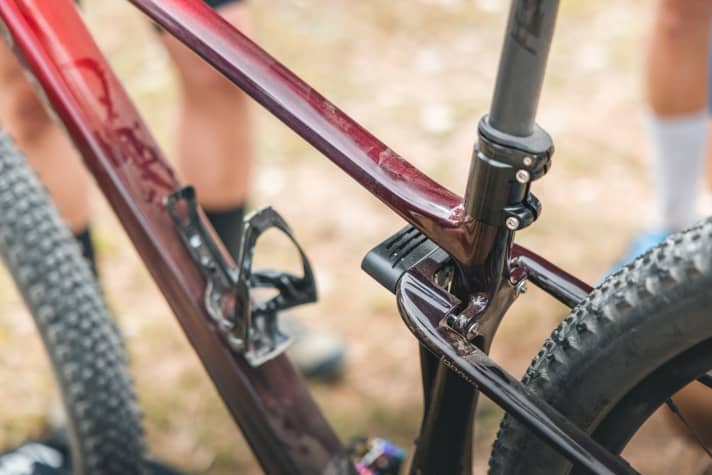   Kaum Zusatzgewicht, aber drei Zentimeter mehr Komfort durch die kleine Federungseinheit des Lee Cougan.