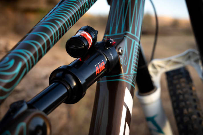   Slightly angled: With its twisted reservoir, the Marzocchi Bomber Air is designed to fit as many frames as possible.
