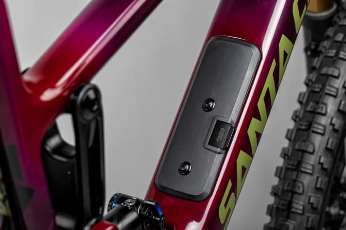   No wasted space: a tool bag and a tube bag are hidden under the flap of the Golvebox in the down tube.