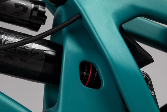   Porthole: The negative spring travel of the damper can be recognised through the SAG window. This makes tuning easier.