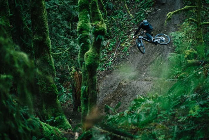 A little airtime doesn't seem to do the Transition Relay any harm. The cult brand's Light E-MTB seems to be more of a genuine E-Enduro than a maximally playful trail bike. | n.