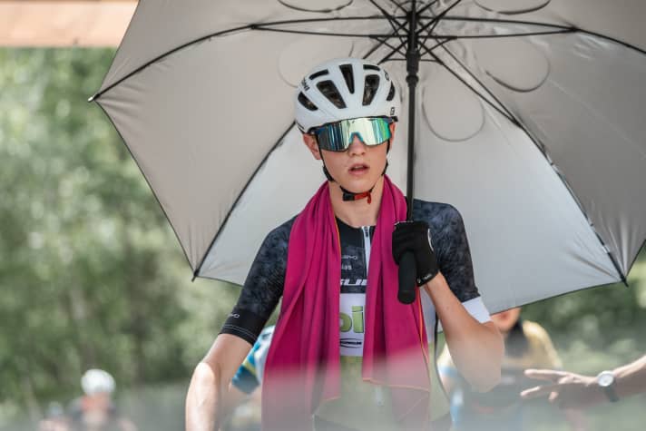   Elias Hückman kämpft mit dem Sonnenschirm gegen die Hitze.