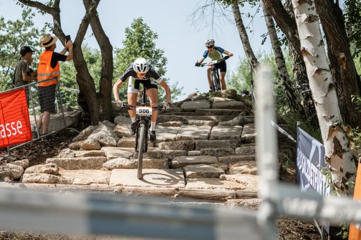   Leider nur eine halbe Stunde hat Lucie alles geben können - wie hier auf den Steinstufen der Cross-Country-Strecke - dann macht ihr Körper das Tempo nicht mehr mit.