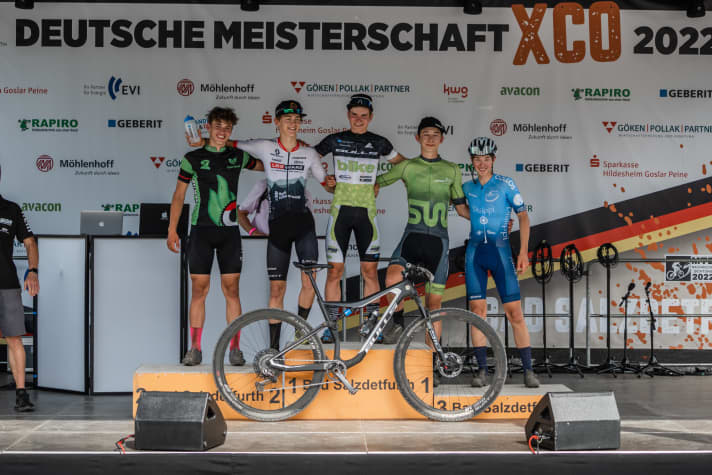   Dennis Krimmel verteidigt auch gegen seinen Konkurrenten Emilian See den 1. Platz - auf dem Treppchen rücken aber alle zusammen.