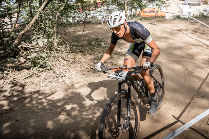   It was dry as dust and scorching hot on the track in Bad Salzdetfurth. Max gives his all and only experiences one slip instead of the defects of the previous races.