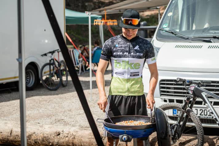   Dennis Krimmel gibt auch im Fahrerlager Gas und sorgt als Koch für die Verpflegung im BIKE Junior Team.