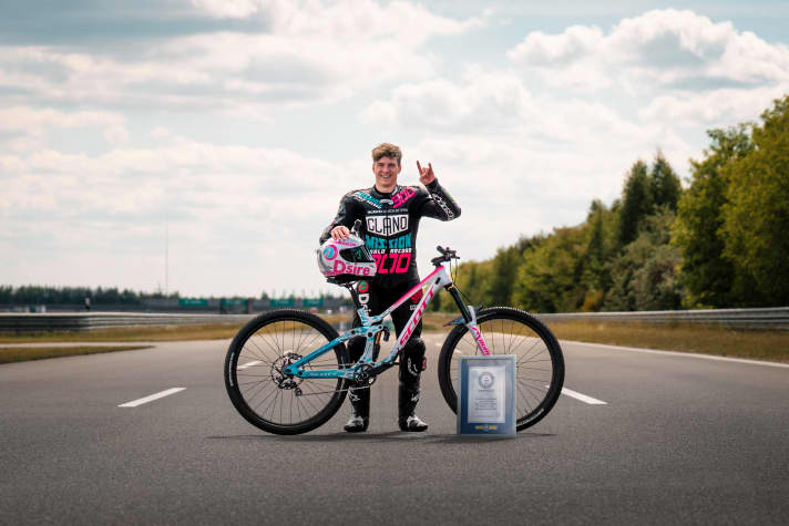 Officially amazing: Elias Schwärzler und sein Scott Gambler erreichten zusammen über 272 km/h – Weltrekord!