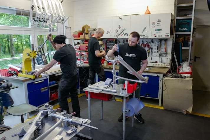 Today, Alutech has ten employees who together build everything that Alutech offers. From the "Cheaptrick" trail hardtail, to the "Sennes" downhill bike and the "Punk" gravel bike, to the "Fanes" enduro bike, which the Schleswig-Holstein-based company also offers as "eFanes" with a Shimano EP8 motor. And plenty of customised builds, as evidenced by <a href="https://alutech-cycles.com/cms/bike-galerie/" target="_blank" rel="noopener noreferrer nofollow">its online gallery</a>. | t.