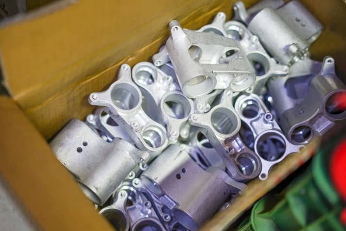The CNC milled parts still come from Taiwan, but Alutech is already looking for European alternatives. In any case, 100 per cent European production is not possible for the frame. The bearings for the BIKE PROJECT: Europe, which Alutech uses, also come from Enduro Bearings in the USA. However, European bearings, such as those from SKF, are also available on the market in the high-end segment. | F.