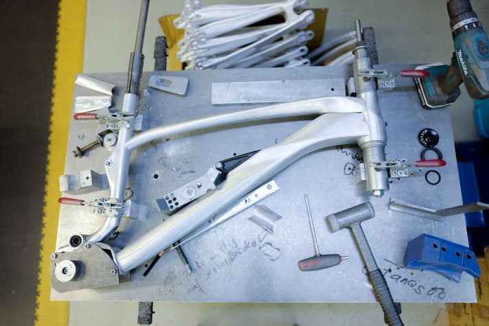 A picture is slowly emerging: a massive headset, massive down tube and a sexy curve in the seat tube. Nothing is fixed yet, the tubes are just being adapted to each other. | t.