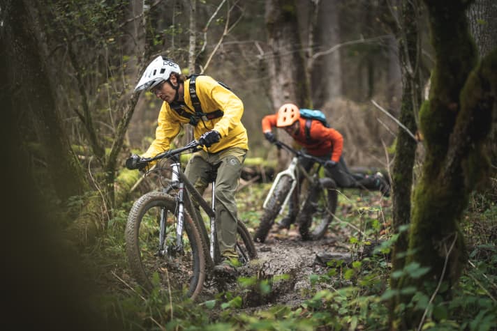 Soaked trails, deep mud holes and low temperatures: where normal mountain bikes give up after a very short time, the Idworx Rapid Rohler really comes into its own. 