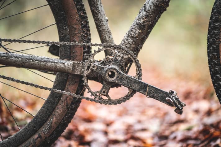 Die Kettenblätter aus gehärtetem Messerstahl halten selbst unter dem winterlichen Beschuss durch Schlamm lange durch. 