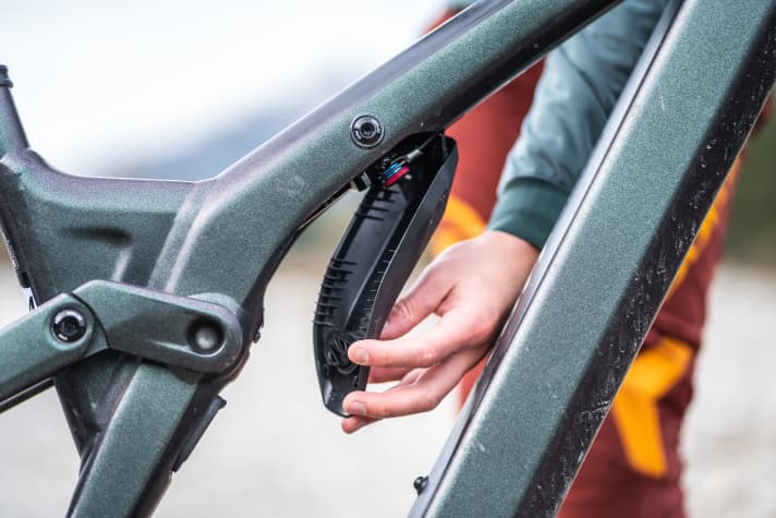 The shock is located in the top tube and can be accessed by removing a small flap. In practice, this works well, but the negative suspension travel can only be read properly with two people.