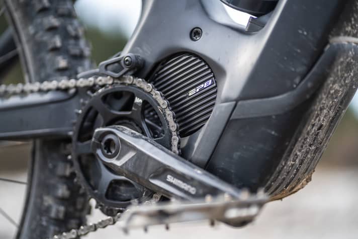 Das tiefe Tretlager bringt einen sicheren Stand im Rad bergab, bergauf ecken aber schnell die Kurbeln an. Sogar der tief gezogene "Bauch" des Bikes vor dem Motor kann an Steilstufen bergauf aufsetzen.