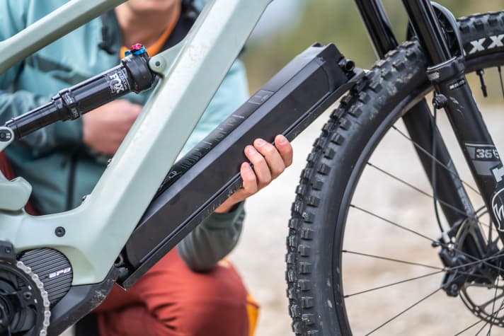 The YT battery is secured with two bolts and folds forwards out of the frame. A little more complicated to handle, but nothing rattles downhill. 