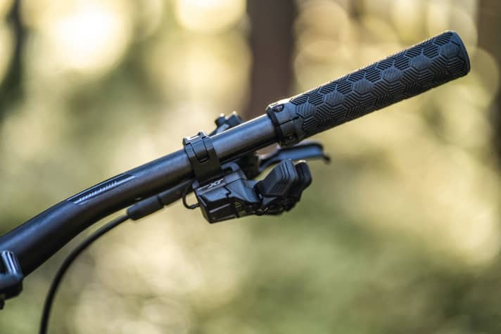 The button below the XT logo can be used to switch between manual shifting and two automatic modes. On our Bulls bike, the cable is elegantly routed inside the handlebars.