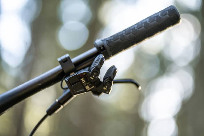 The two levers of the Shimano XT Di2 can be adjusted independently of each other and customised to your personal feel-good position.